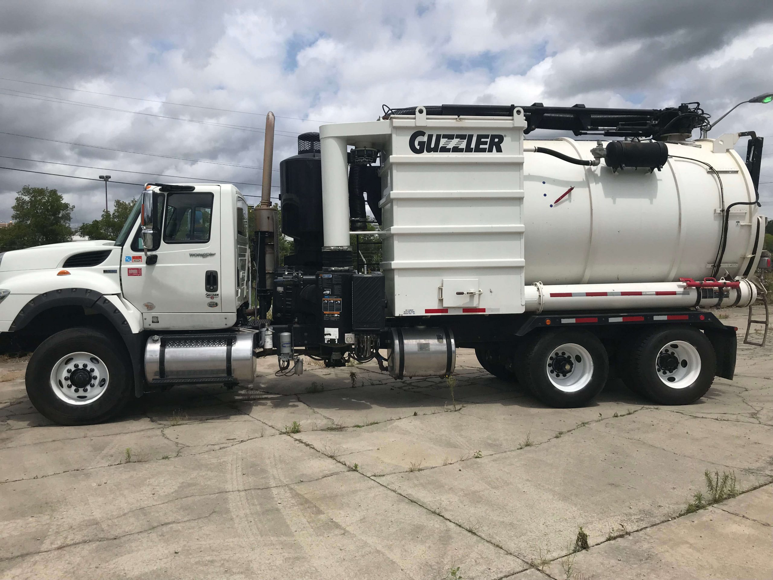 2013 Guzzler Classic Industrial Vacuum Truck w/ Vacuum Boom Hydro Vac and Combo Vac Truck
