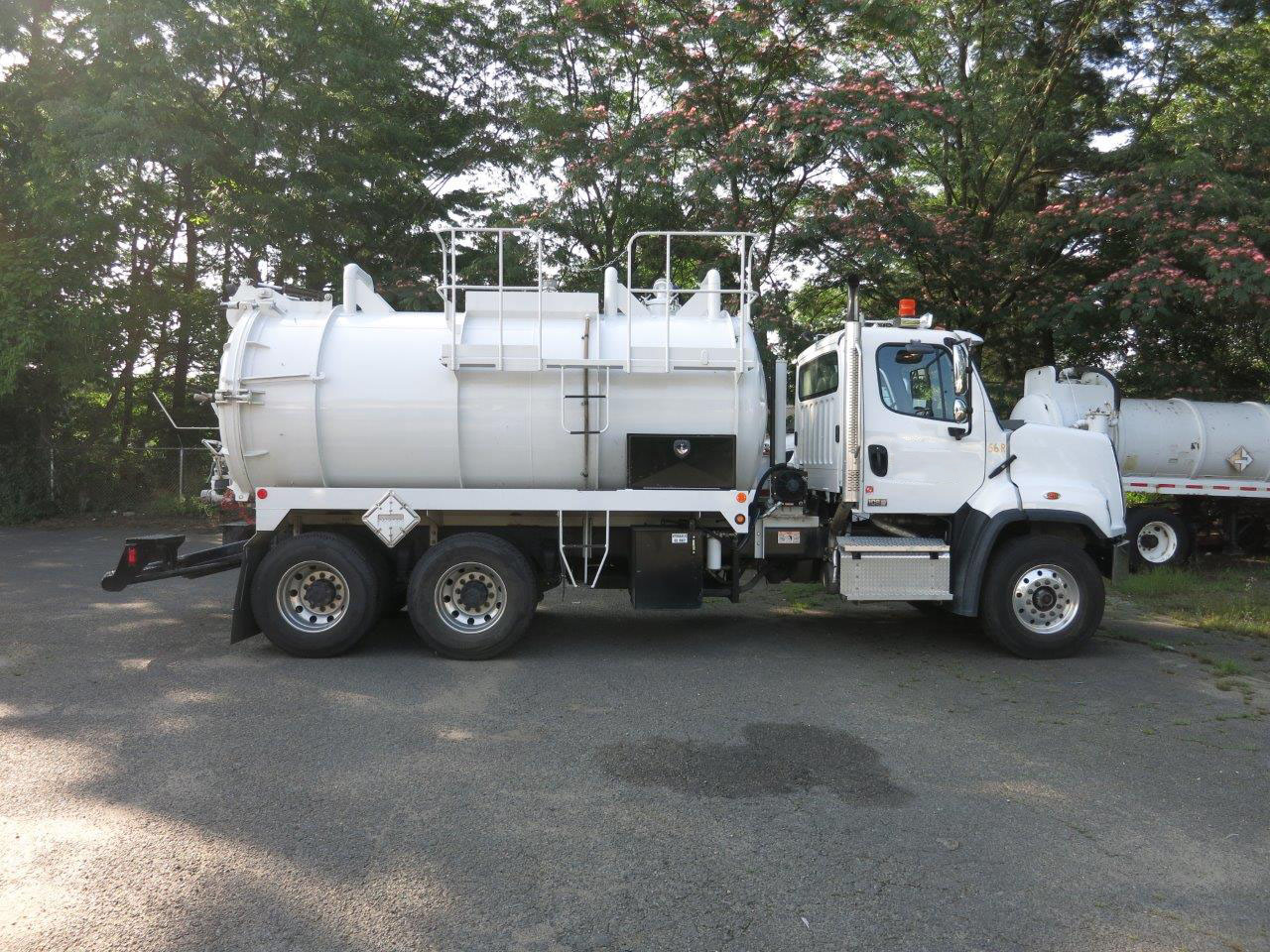 2021 Presvac DOT 412 (3200Gallon) Vacuum Truck w/ Automatic Trans