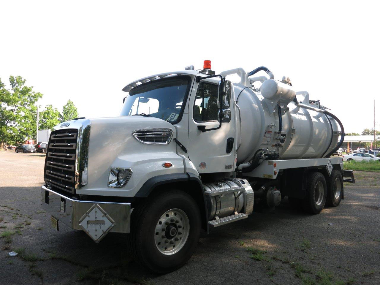 2021 Presvac DOT 412 (3200Gallon) Vacuum Truck w/ Automatic Trans